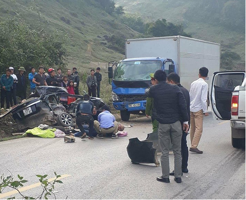 Sơn La: Ô tô đâm trúng xe tải chạy ngược chiều, 4 người tử vong một người bị thương nặng - Ảnh 1.