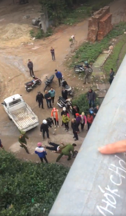 Clip: Nam sinh nhảy cầu vượt tự tử ở Thanh Trì, Hà Nội - Ảnh 1. Clip: Nam sinh nhảy cầu vượt tự tử ở Thanh Trì, Hà Nội - Ảnh 1.