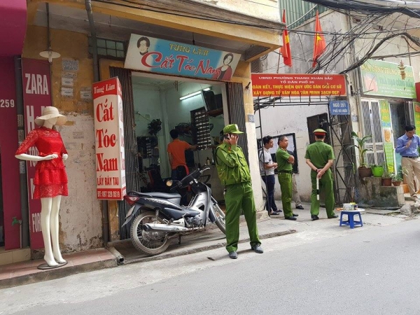Hà Nội: Bàng hoàng phát hiện người đàn ông treo cổ lơ lửng trên cột điện ở phố Vũ Hữu - Ảnh 1. Hà Nội: Bàng hoàng phát hiện người đàn ông treo cổ lơ lửng trên cột điện ở phố Vũ Hữu - Ảnh 1.