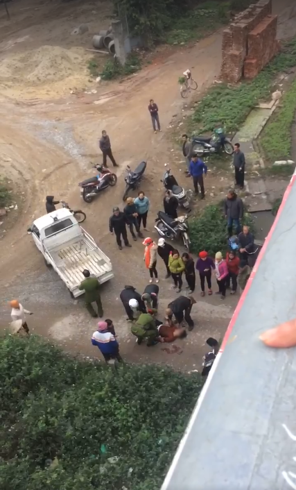 Clip: Nam sinh nhảy cầu vượt tự tử ở Thanh Trì, Hà Nội - Ảnh 2. Clip: Nam sinh nhảy cầu vượt tự tử ở Thanh Trì, Hà Nội - Ảnh 2.