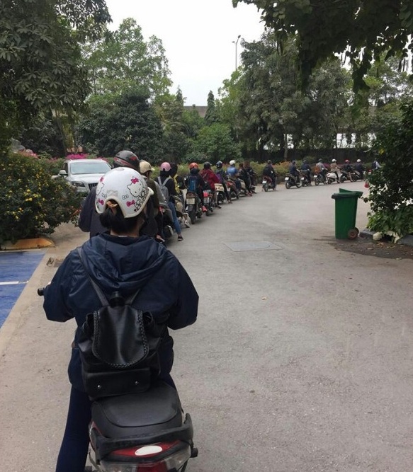 Hình ảnh đẹp nhất hôm nay: Sinh viên Thái Nguyên xếp hàng trật tự chờ lấy vé xe - Ảnh 3.