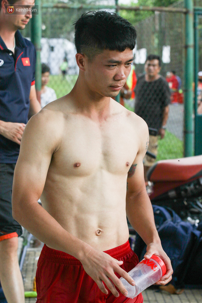 Công Phượng- tài năng trẻ của bóng đá Việt Nam, với tốc độ và kĩ thuật điêu luyện, anh ta là một trong những cầu thủ đáng chú ý và được biết đến trên toàn thế giới. Hãy xem những hình ảnh ấn tượng về anh ta, và cảm nhận sự tài năng của một ngôi sao.