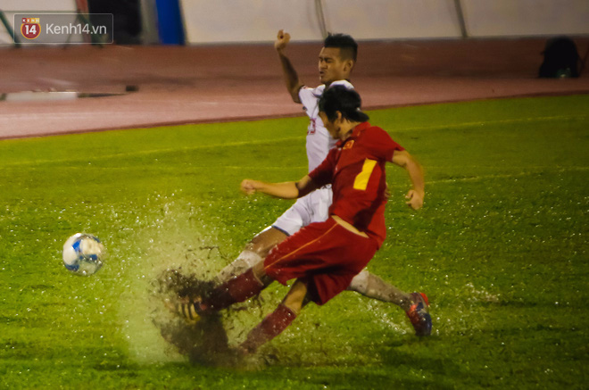 Tuấn Anh ghi siêu phẩm sút xa trong trận thủy chiến trên sân Thống Nhất - Ảnh 11.