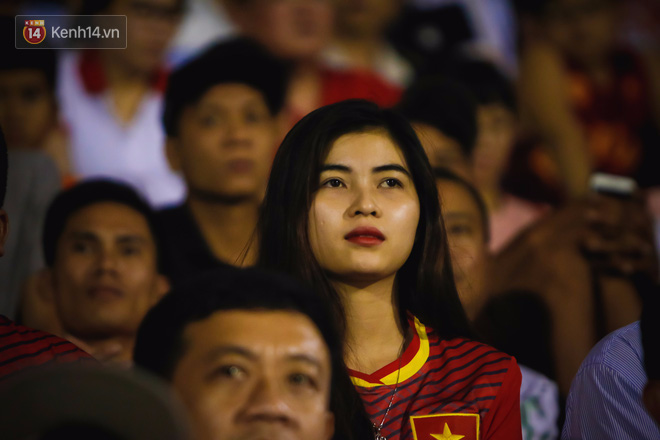 Tuấn Anh ghi siêu phẩm sút xa trong trận thủy chiến trên sân Thống Nhất - Ảnh 3.