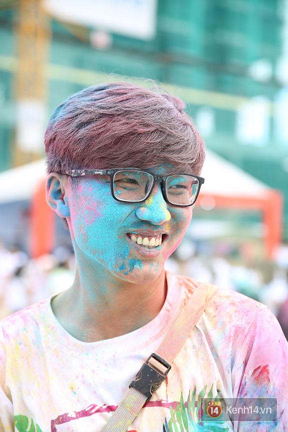 Mặc cho trời mưa lớn, hàng ngàn bạn trẻ vẫn cùng nhau quẩy hết mình với Color Me Run 2017 tại Sài Gòn! - Ảnh 18.