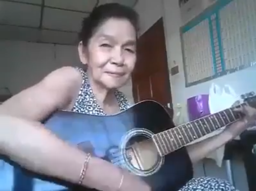 Clip: Cụ bà 70 tuổi chơi ghi-ta, già thì già nhưng lúc cần chất thì vẫn phải chất - Ảnh 1.