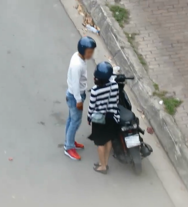 Chàng trai bắt bạn gái quỳ giữa đường mới cho ngồi lên xe - Ảnh 1.