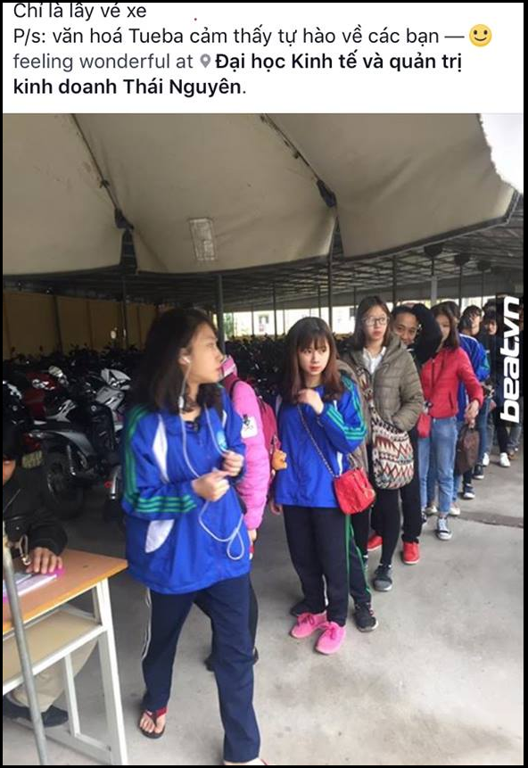 Sinh vi&ecirc;n Đại học xếp h&agrave;ng chờ lấy v&eacute; gửi xe - Ảnh 1.