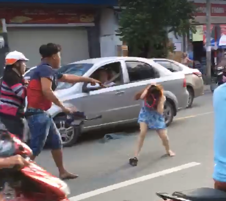 Đồng Nai: Cố gắng dàn xếp vụ va chạm giao thông, cô gái bị người đàn ông dùng mũ bảo hiểm đánh vào đầu - Ảnh 2.