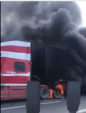 Sài Gòn:  Xe container bất ngờ bốc cháy ngùn ngụt trên cao tốc Long Thành - Cầu Giây - Ảnh 1.