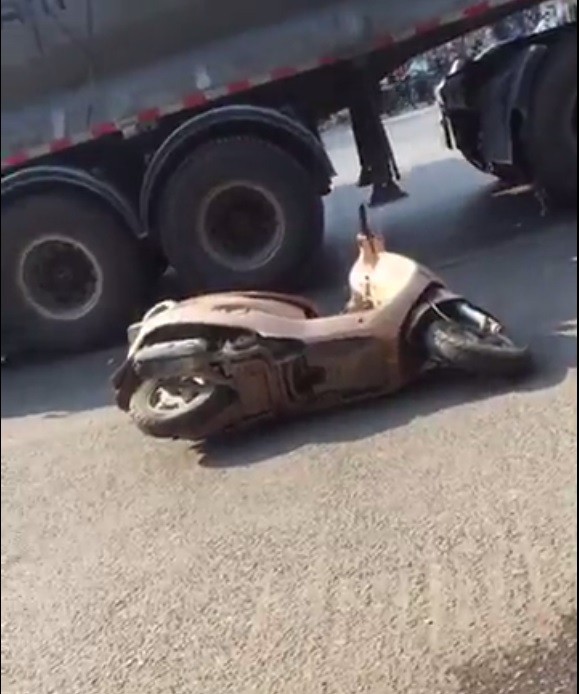 Hà Nội: Xe máy va chạm với xe đầu kéo, một phụ nữ tử vong - Ảnh 2.
