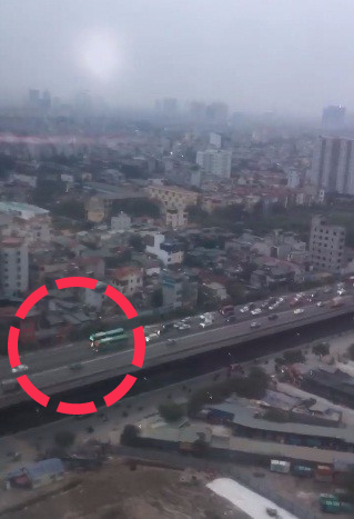 Hà Nội: Hai xe khách thi đi chậm gây ách tắc trên đường vành đai 3 - Ảnh 2.