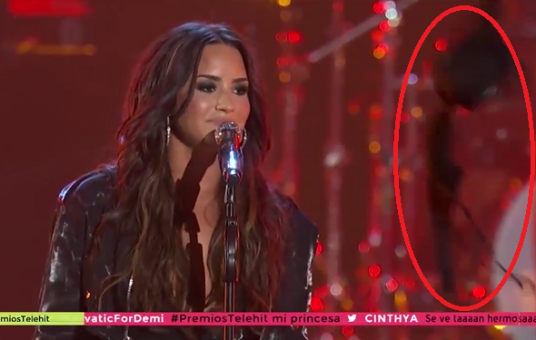 Xuất hiện vật thể lạ bay lơ lửng ngay khi Demi Lovato đang biểu diễn! - Ảnh 3.