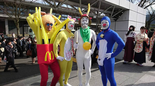 Mặc &aacute;o cử nh&acirc;n xưa rồi, ở Nhật người ta cosplay bựa trong ng&agrave;y tốt nghiệp cơ - Ảnh 13.