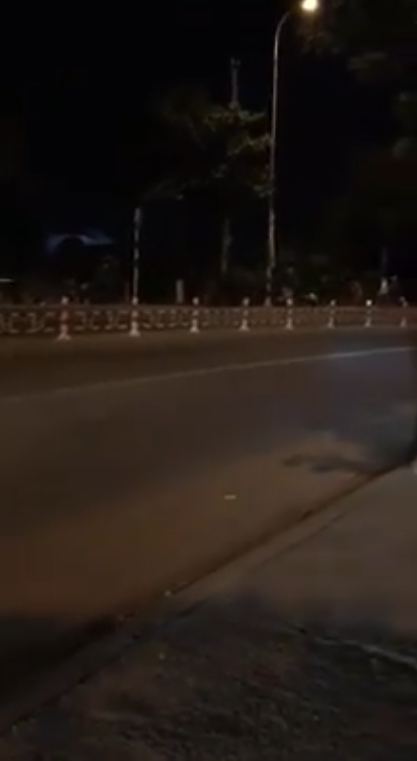 Biên Hòa: 2 nhóm thanh niên cầm dao đuổi đánh nhau trên đường 5 mới - Ảnh 1.