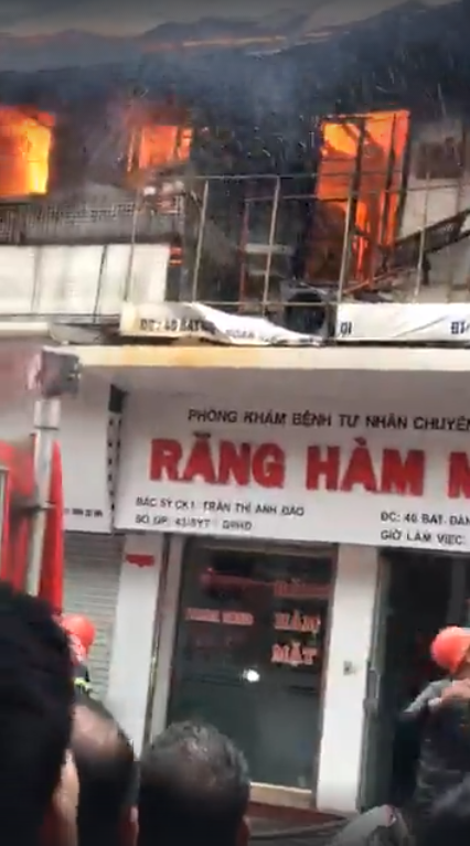 Hà Nội: Đang cháy lớn tại phố Bát Đàn, cột khói cao khiến nhiều người hoảng sợ - Ảnh 2.