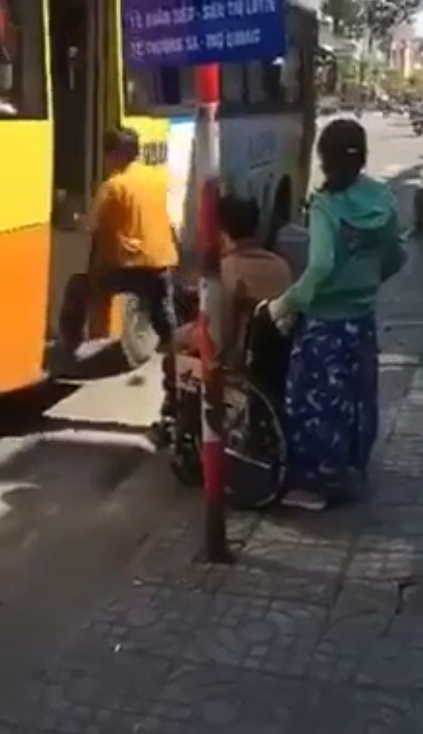 Bức xúc trước hình ảnh phụ xe buýt từ chối không cho người khuyết tật lên xe - Ảnh 2.