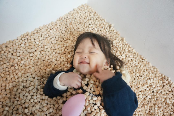 Em bé 3 tuổi khiến dân tình rụng tim vì quá đáng yêu - Ảnh 2.