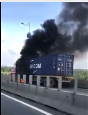 Sài Gòn:  Xe container bất ngờ bốc cháy ngùn ngụt trên cao tốc Long Thành - Cầu Giây - Ảnh 3.