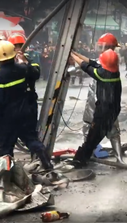 Hà Nội: Đang cháy lớn tại phố Bát Đàn, cột khói cao khiến nhiều người hoảng sợ - Ảnh 4.