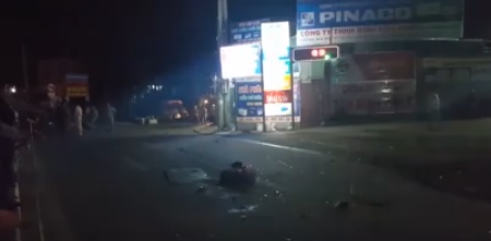 Bình Dương: Xe khách tông nhiều xe máy đang đỗ đèn đỏ, 2 cháu bé và một phụ nữ mang thai tử vong - Ảnh 1.