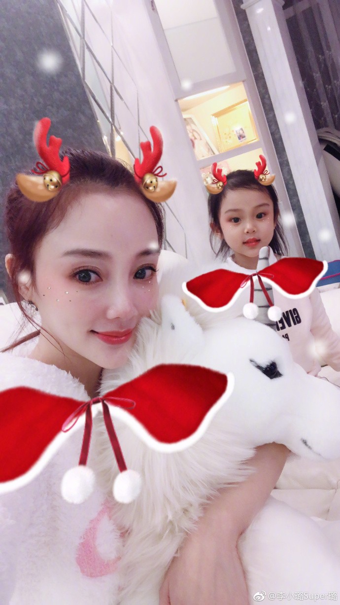 Đêm Noel của sao Trung: Đường Yên đỏ rực, Lưu Diệc Phi chạy sô mải miết - Ảnh 3. Đêm Noel của sao Trung: Đường Yên đỏ rực, Lưu Diệc Phi chạy sô mải miết - Ảnh 3.