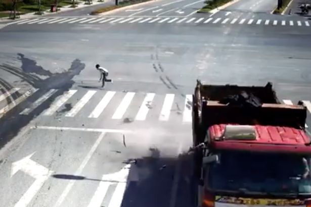 Khoảnh khắc người đàn ông thoát chết thần kỳ trong gang tấc va chạm với xe tải - Ảnh 5.