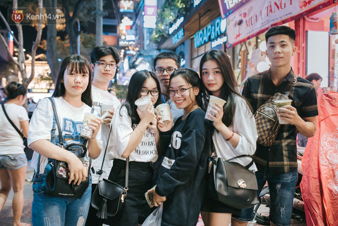 Giới trẻ Hà Nội - Sài Gòn kéo xuống phố đông nghịt đi chơi Noel - Ảnh 18.