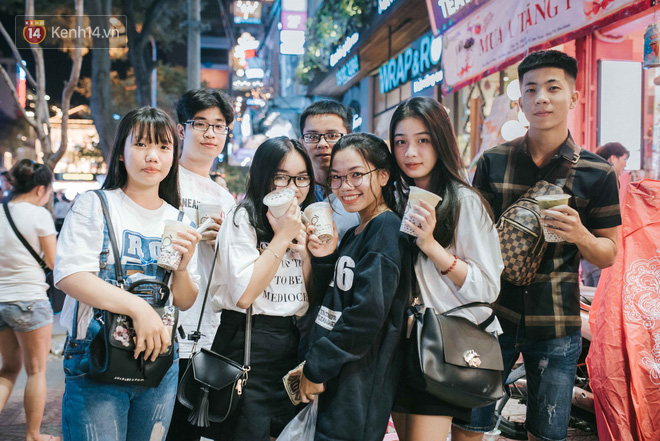 Giới trẻ H&agrave; Nội - S&agrave;i G&ograve;n k&eacute;o xuống phố đ&ocirc;ng nghịt đi chơi Noel - Ảnh 18.