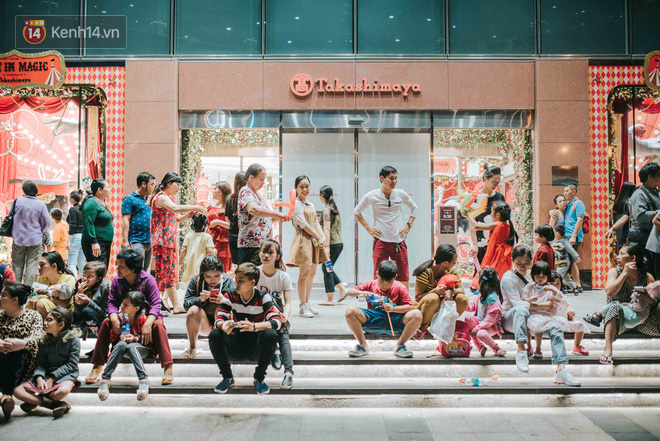Giới trẻ Hà Nội - Sài Gòn kéo xuống phố đông nghịt đi chơi Noel - Ảnh 21.