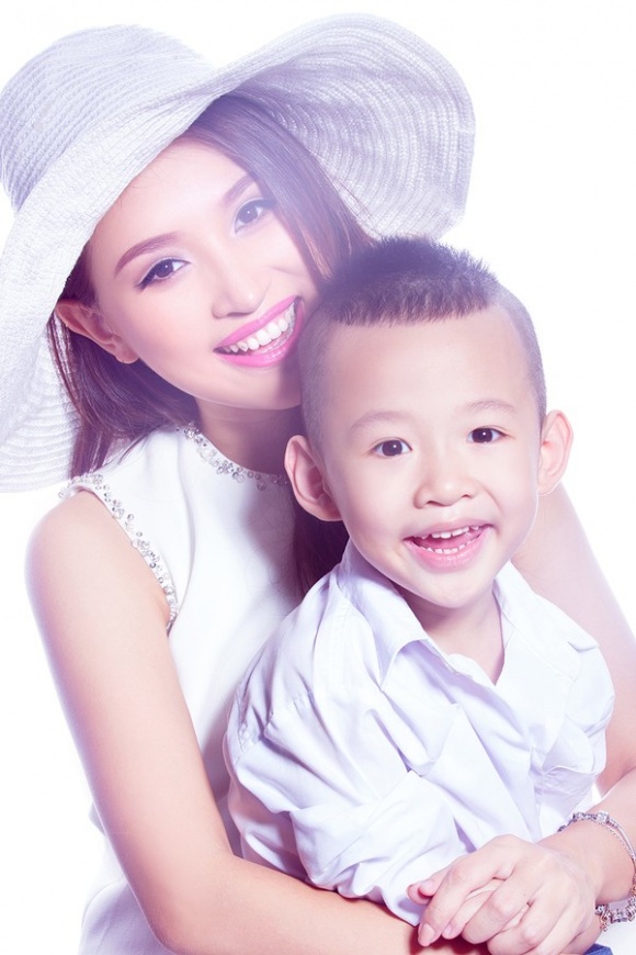 Không chỉ Quốc Tuấn, showbiz Việt cũng còn đó những bậc phụ huynh âm thầm cùng con chiến đấu bệnh tật - Ảnh 4.