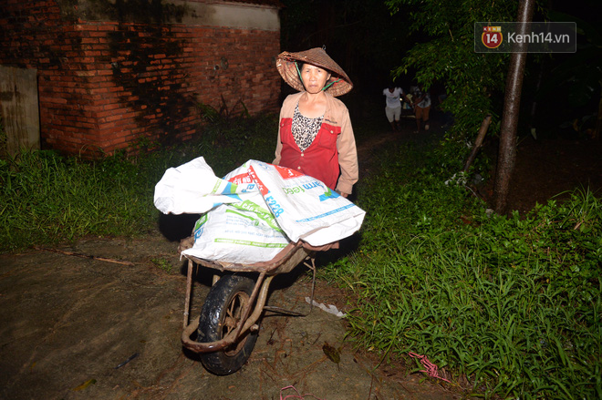 Chùm ảnh: Người dân sơ tán tài sản, vật nuôi trong đêm do nước tràn bờ tại Chương Mỹ, Hà Nội - Ảnh 5.