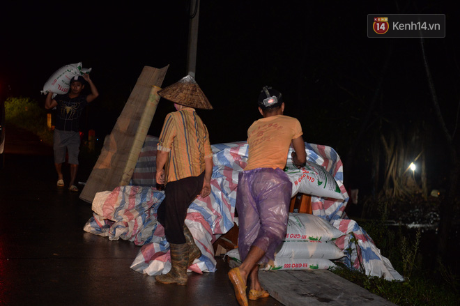 Chùm ảnh: Người dân sơ tán tài sản, vật nuôi trong đêm do nước tràn bờ tại Chương Mỹ, Hà Nội - Ảnh 3.