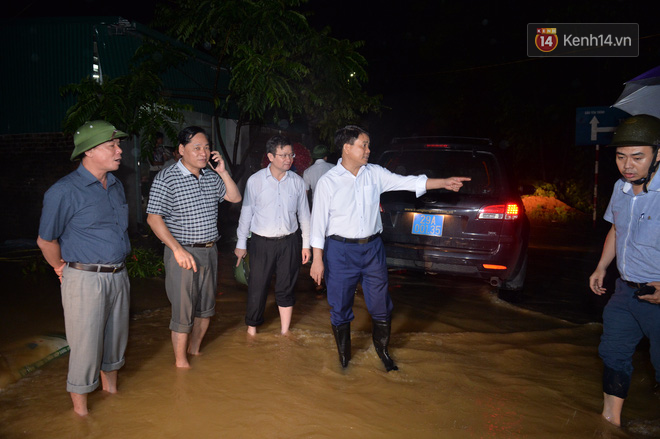 Chùm ảnh: Người dân sơ tán tài sản, vật nuôi trong đêm do nước tràn bờ tại Chương Mỹ, Hà Nội - Ảnh 14.