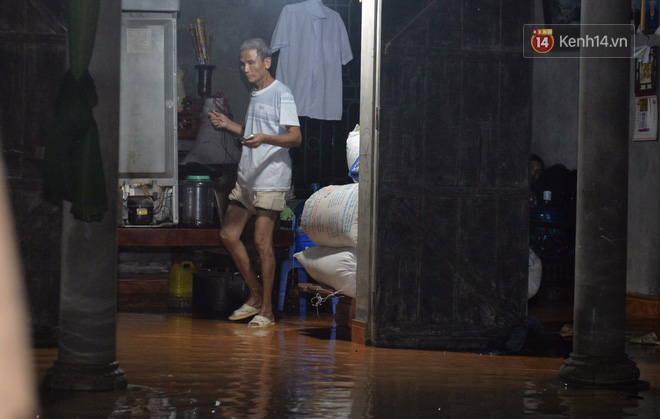 Chùm ảnh: Người dân sơ tán tài sản, vật nuôi trong đêm do nước tràn bờ tại Chương Mỹ, Hà Nội - Ảnh 2.