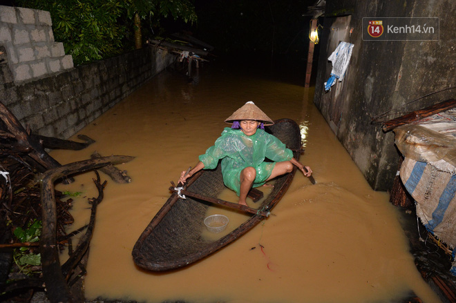 Chùm ảnh: Người dân sơ tán tài sản, vật nuôi trong đêm do nước tràn bờ tại Chương Mỹ, Hà Nội - Ảnh 6.