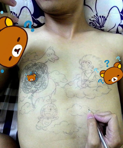 Khó chịu vì bạn trai mải nghịch điện thoại, cô gái dùng bút bi vẽ chi chít lên ngực người yêu cho bõ ghét - Ảnh 1.
