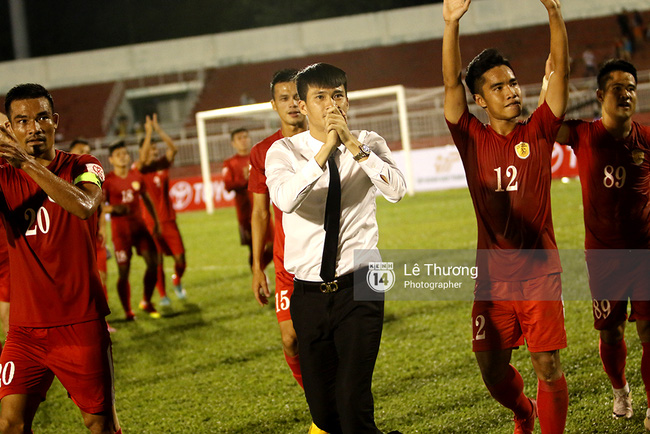 Trọng tài bẻ còi, mưa chai lọ và những điểm nhấn ngày khai màn V.League 2017 - Ảnh 7.