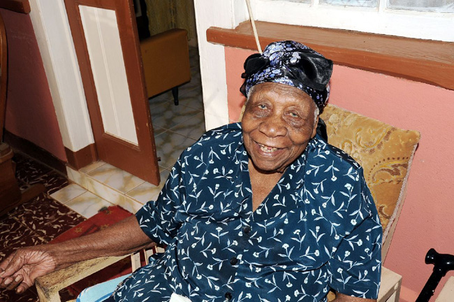 Cụ bà sống lâu nhất thế giới 117 tuổi vẫn đọc chữ nhoay nhoáy - Ảnh 5.