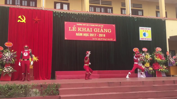 Cư d&acirc;n mạng th&iacute;ch m&ecirc; với d&agrave;n si&ecirc;u nh&acirc;n đỏ trong lễ khai giảng của trường THPT số 3 - L&agrave;o Cai - Ảnh 1.