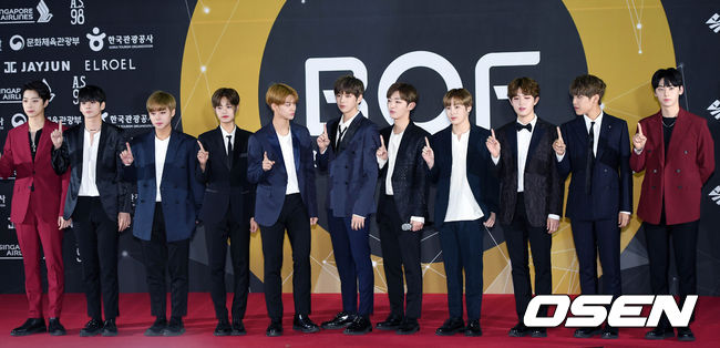 Học tân binh idol WANNA ONE để biết cách gây ấn tượng trên thảm đỏ giữa rừng sao hạng A - Ảnh 1.