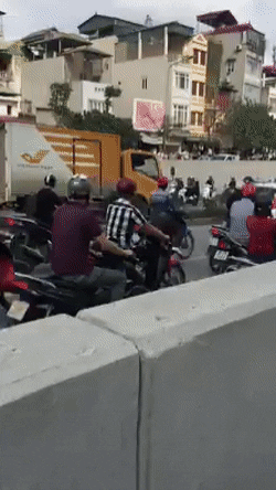 Câu hỏi khó trong ngày: Làm thế nào mà xe tải lại leo sang làn bên kia được? - Ảnh 2.