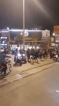 H&agrave; Nội: Nh&oacute;m nữ sinh hỗn chiến g&acirc;y n&aacute;o loạn cả khu phố - Ảnh 1.