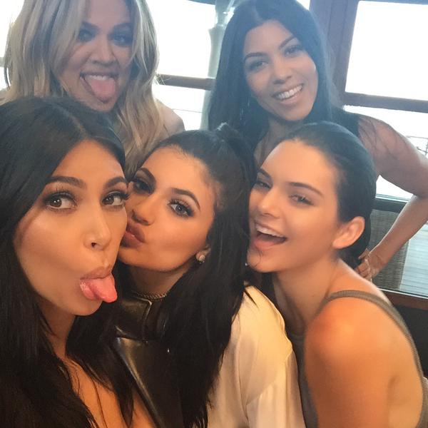 The Kardashian family proves: As long as we are united, we are not afraid of any fierce enemy! - Photo 15.