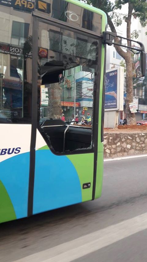 Hà Nội: Xe buýt nhanh BRT bị vỡ kính sau va chạm với ô tô 4 chỗ - Ảnh 1.