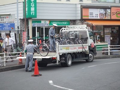 Đi xe đạp ở Nhật mà không xuất trình được giấy tờ, đã uống rượu hay dàn hàng, tống 3 đều bị phạt tiền như thường - Ảnh 2.