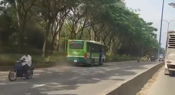 Đình chỉ tài xế và phụ xe điều khiển xe buýt chạy ngược chiều trên đường phố Sài Gòn - Ảnh 1.