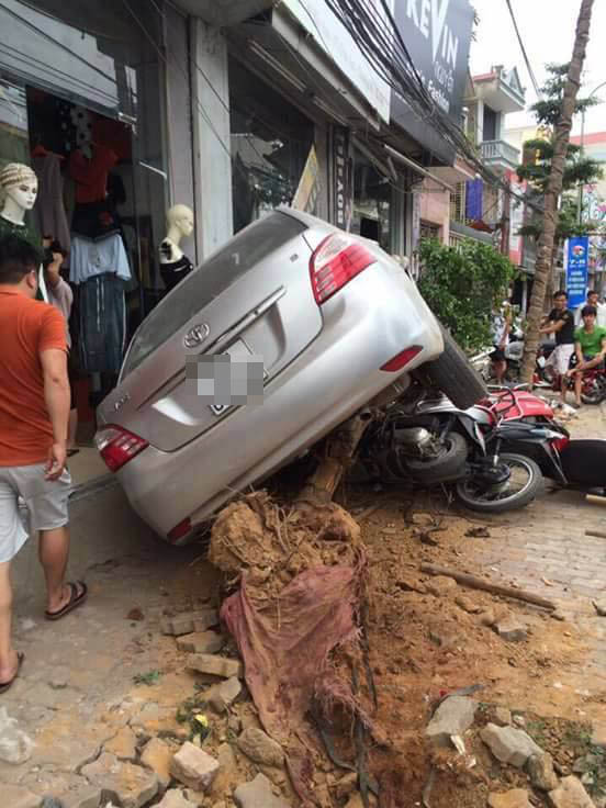 Hà Nội: Xe ôtô mất lái đâm vào hàng loạt xe máy đỗ trên vỉa hè - Ảnh 1.