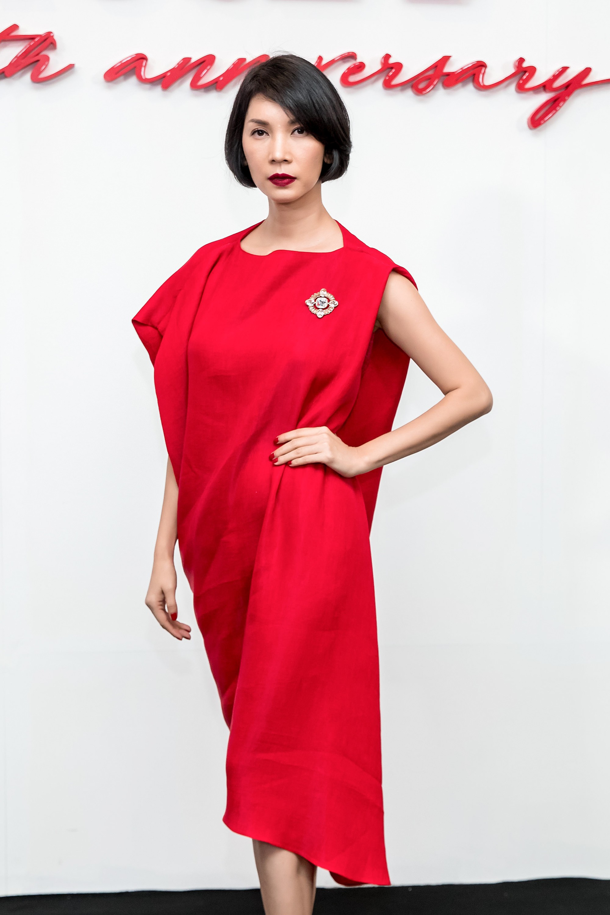 Angela Phương Trinh mang cả tổ chim lên đầu, nổi bật giữa dàn người đẹp tuyền màu đỏ của NTK Đỗ Mạnh Cường - Ảnh 32.