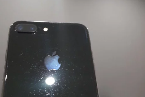 Người dùng tá hỏa vì mặt lưng iPhone 7 Plus đen bóng bị gỉ nặng - Ảnh 2.